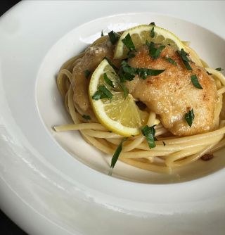 🍋Bezlepkové kuracie prsia piccata (AIP)🍋 Toto rýchle jedlo z jednej panvice je ideálne na večeru počas týždňa. Kuracie...
